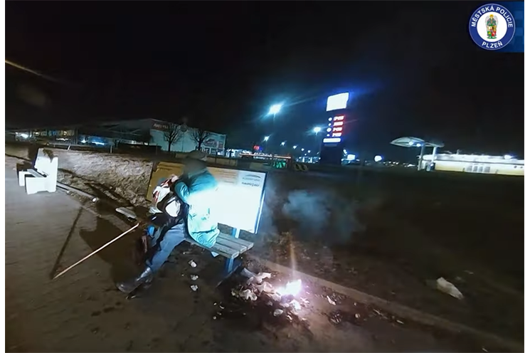 muž rozdělal oheň na zastávce MHD_0325_MPP
