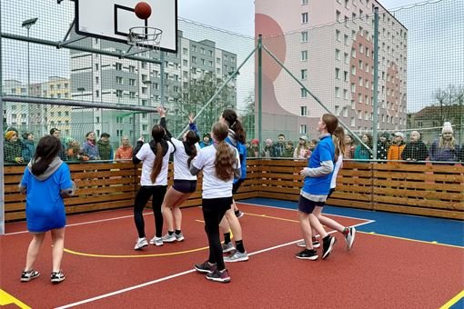 nové hřiště 14. zš_0425_MO4 (2) nové hřiště 14. zš_0425_MO4 (2)