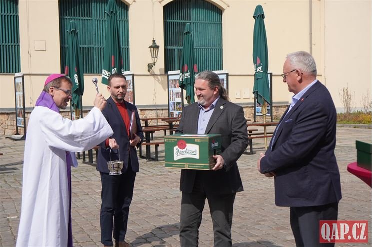 Plzeňský biskup požehnal daru pro papeže_0425_QAP (11)