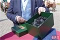 Plzeňský biskup požehnal daru pro papeže_0425_QAP (23)