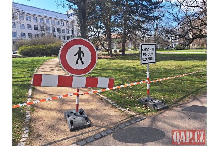 Chodníky na náměstí Míru prochází úpravou_0425_QAP (11)