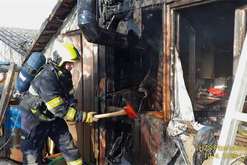 požár přístřešku Rokycansko_0425_HZSPK (2) požár přístřešku Rokycansko_0425_HZSPK (2)