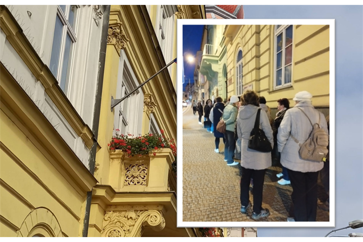senioři stojí frontu na zájezd Trojky_0425_čtenář