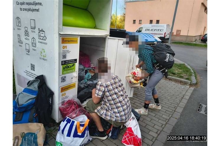 Kradení z kontejneru_0425_MPP