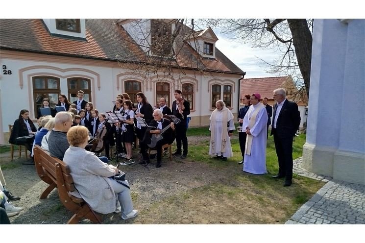 Kapličce v Černicích požehnal biskup_0425_MO8 (1)