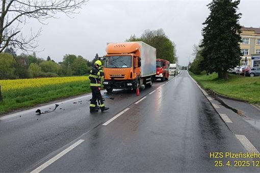 V Domažlicích došlo k nehodě osobního auta s nákladním_0425_HZSPK (1) V Domažlicích došlo k nehodě osobního auta s nákladním_0425_HZSPK (1)
