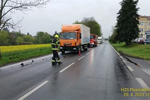 V Domažlicích došlo k nehodě osobního auta s nákladním_0425_HZSPK (1) V Domažlicích došlo k nehodě osobního auta s nákladním_0425_HZSPK (1)