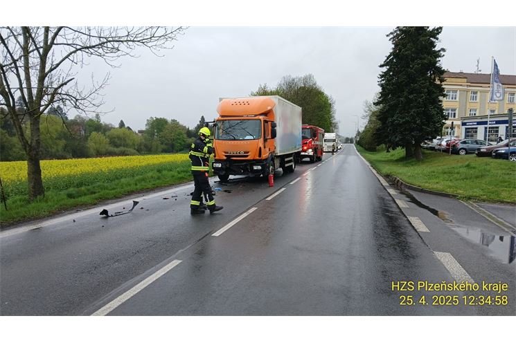 V Domažlicích došlo k nehodě osobního auta s nákladním_0425_HZSPK (1)