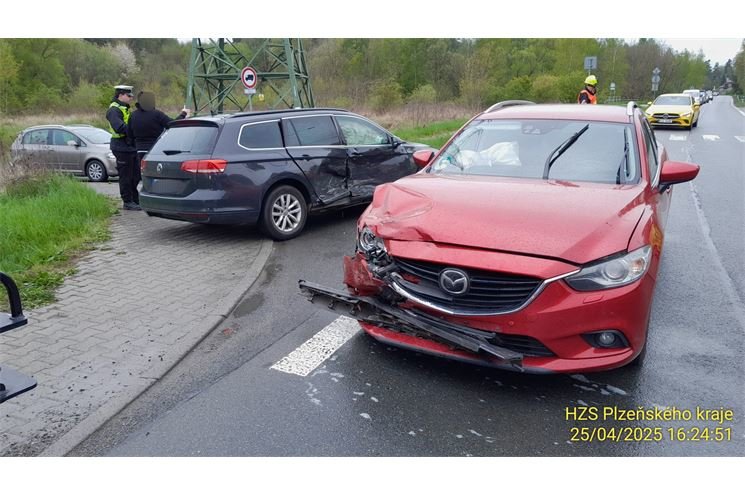 Dvě dopravní nehody komplikují dopravu_0425_HZSPK (9)