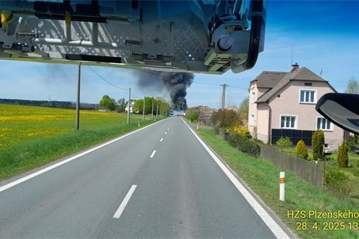 Složky IZS zasahují u požáru v Chodové Plané_0425_HZSPK Složky IZS zasahují u požáru v Chodové Plané_0425_HZSPK