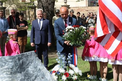 V Plzni zavzpomínali na padlé letce_0425_město Plzeň (1)