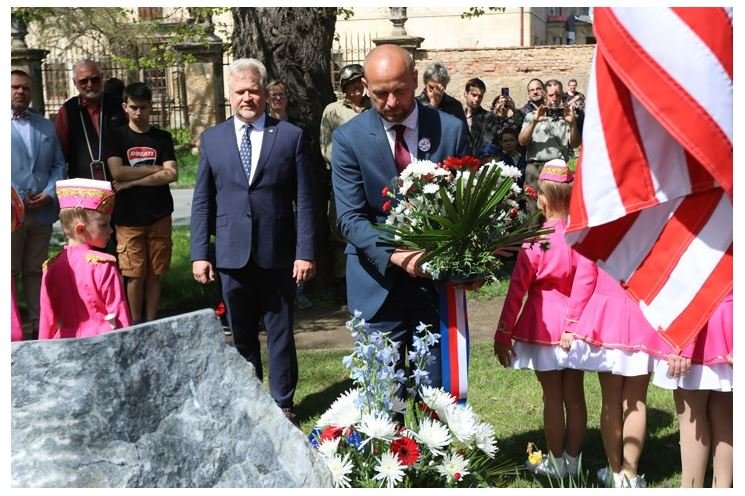 V Plzni zavzpomínali na padlé letce_0425_město Plzeň (1)