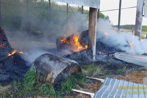 Požár balíků sena na Tachovsku_0525_HZSPK_0525_HZSPK (1) Požár balíků sena na Tachovsku_0525_HZSPK_0525_HZSPK (1)