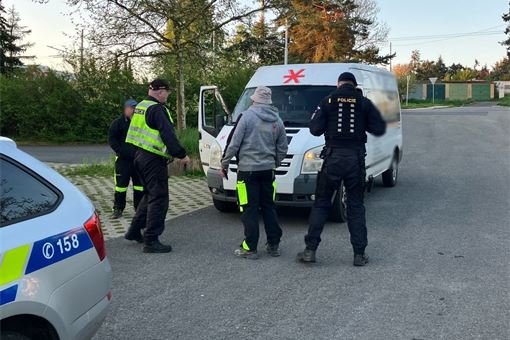 kontrola agenturních autobusů i ubytovacích zařízení_0525_PČR (1) kontrola agenturních autobusů i ubytovacích zařízení_0525_PČR (1)
