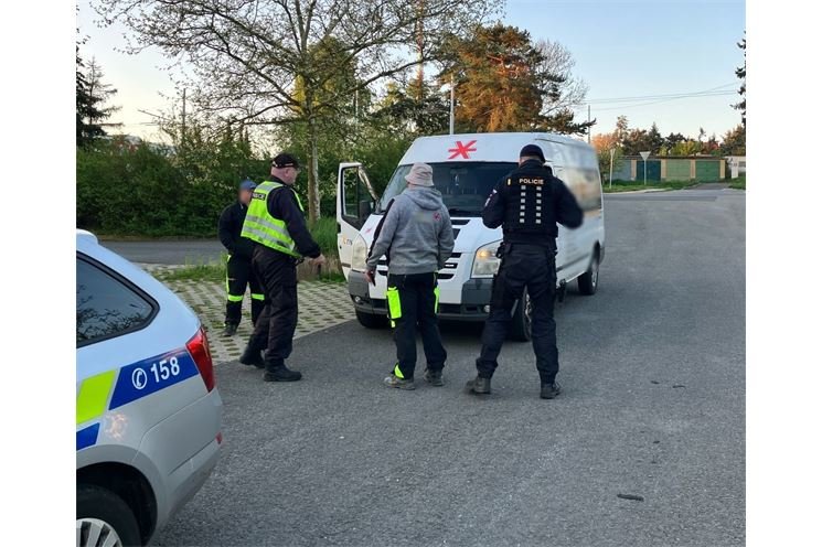 kontrola agenturních autobusů i ubytovacích zařízení_0525_PČR (1)