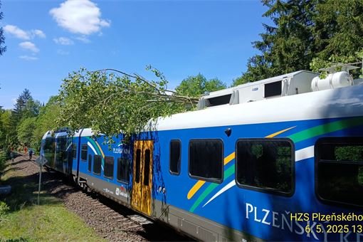 Strom spadl na projíždějící vlak na Klatovsku_0525_HZSPK (1) Strom spadl na projíždějící vlak na Klatovsku_0525_HZSPK (1)