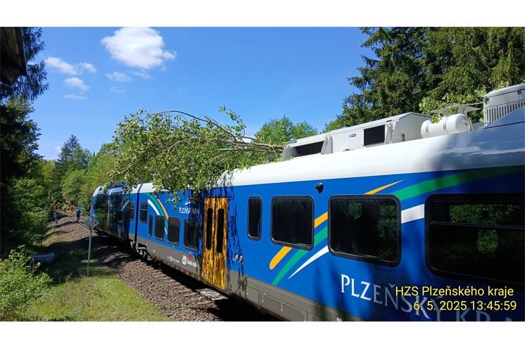 Strom spadl na projíždějící vlak na Klatovsku_0525_HZSPK (1)