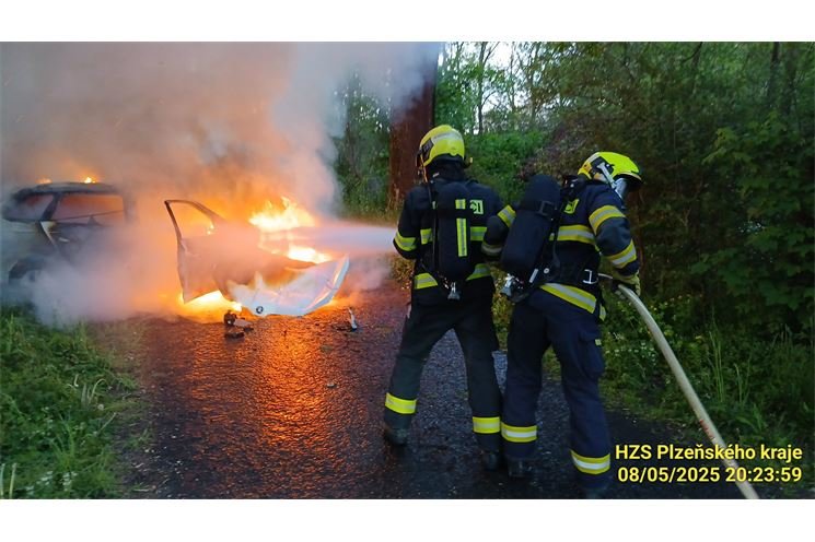 Požár auta Klášter_0525_HZSPK (1)
