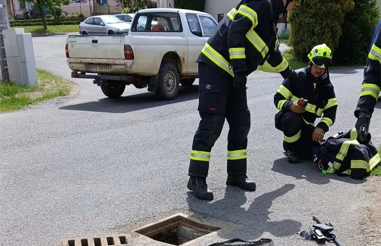 Záchrana kachňat v Roupově_0525_HZSPK 