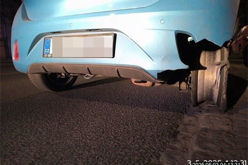 Strážníci zastavili auto, které jiskřilo a jelo po ráfku_0525_MPP (1)