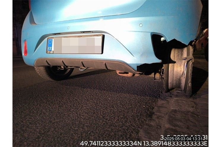 Strážníci zastavili auto, které jiskřilo a jelo po ráfku_0525_MPP (1)