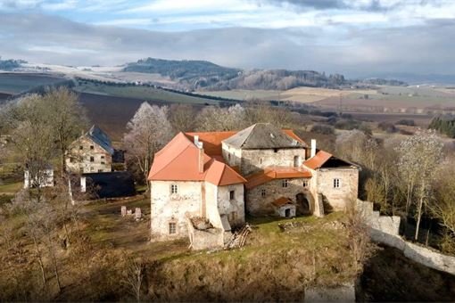 K hradu Opálka náleží poplužní dvůr. Na plány na jeho obnovu se zaměřili studující ZČU K hradu Opálka náleží poplužní dvůr. Na plány na jeho obnovu se zaměřili studující ZČU
