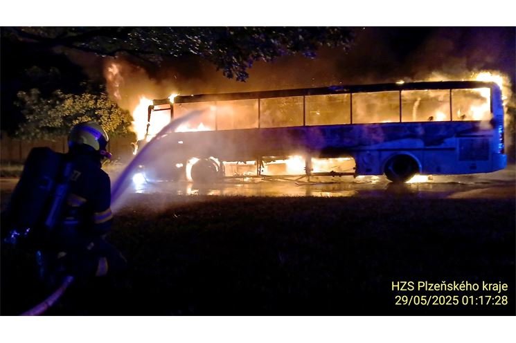 Požár Plzeň busu_0525_HZSPK (8)