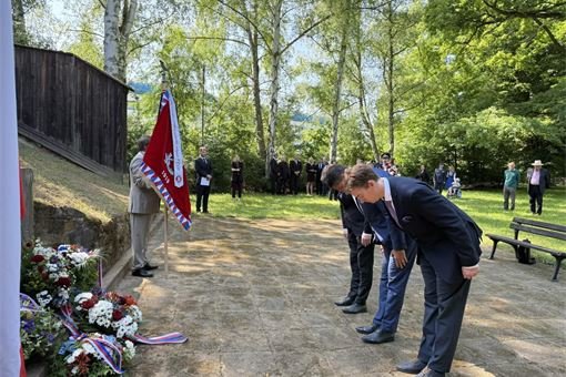 Zástupci města uctili památku obětí heydrichiády_0625_MO3 (1) Zástupci města uctili památku obětí heydrichiády_0625_MO3 (1)