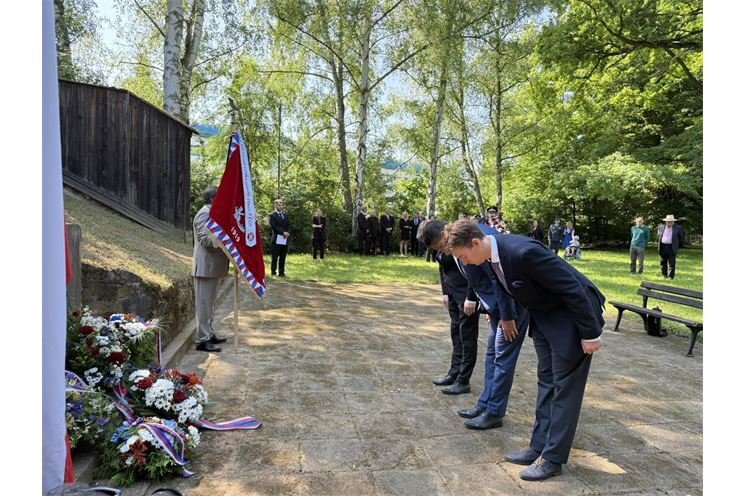 Zástupci města uctili památku obětí heydrichiády_0625_MO3 (1)