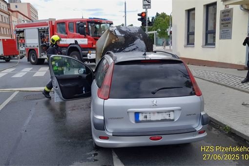 požár auta Plzeň_0625_HZSPK (1)