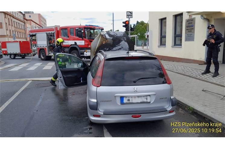 požár auta Plzeň_0625_HZSPK (1)