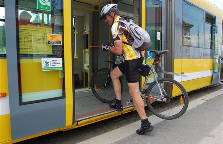 cyklista tramvaj_ilustrační_MMP