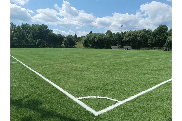 Sportoviště v Tachově dostalo novou umělou trávu_0725_město Tachov (1)