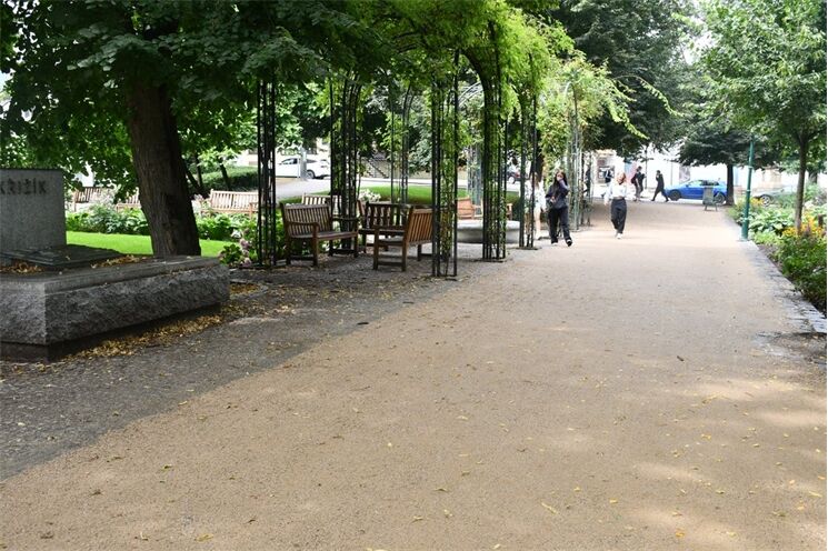 Parkové cesty v Křižíkových sadech v Plzni mají nový povrch_0825_MMP (1)