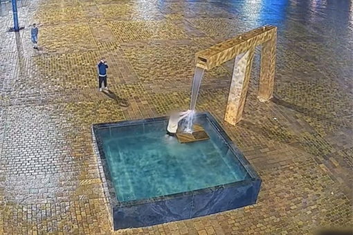 Další koupání v kašně_0825_MPP