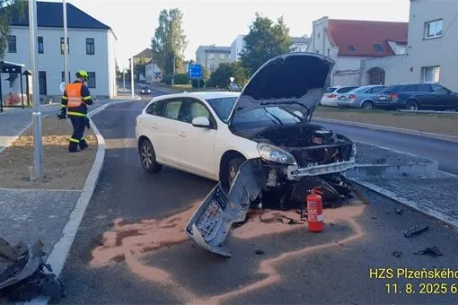 2 ranní nehody OA Chodová Planá_0825_HZSPK