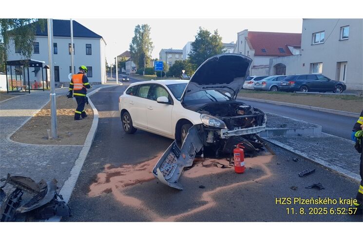 2 ranní nehody OA Chodová Planá_0825_HZSPK