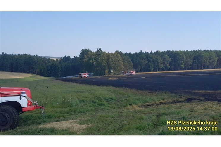 požár pole u Úterý_0825_HZSPK (1)