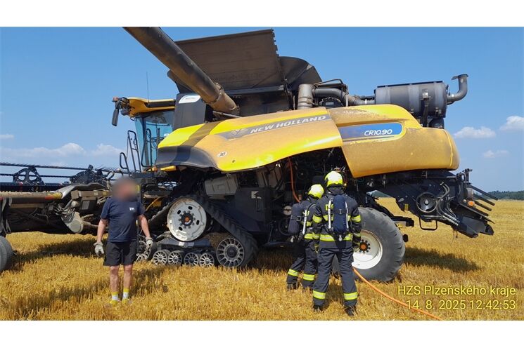 požár kombajnu Tachovsko_0825_HZSPK (1)
