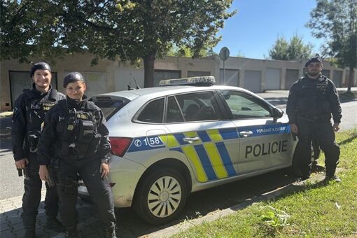 Muž spadl do řeky v Plzni. Na pomoc mu přispěchali policisté_0925_PČR