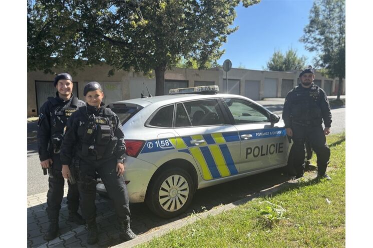 Muž spadl do řeky v Plzni. Na pomoc mu přispěchali policisté_0925_PČR