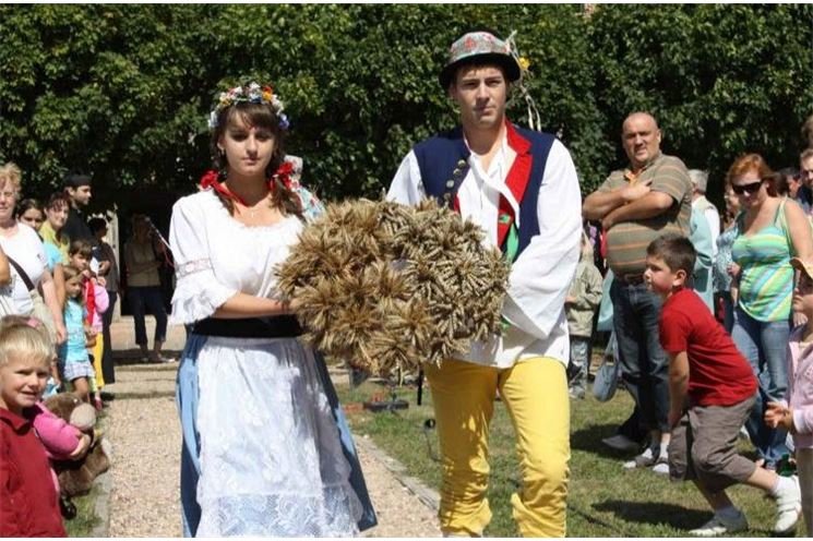 Dožínky v Rochlově, foto www.obec-rochlov.cz Dožínky v Rochlově, foto www.obec-rochlov.cz
