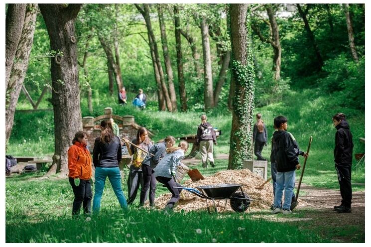 Deváťáci zvelebují park u Plzeňských pramenů na Roudné_0925_MMP (1)