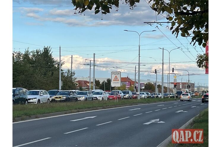 Makro okružní křižovatka kolony otevření QAP (15)