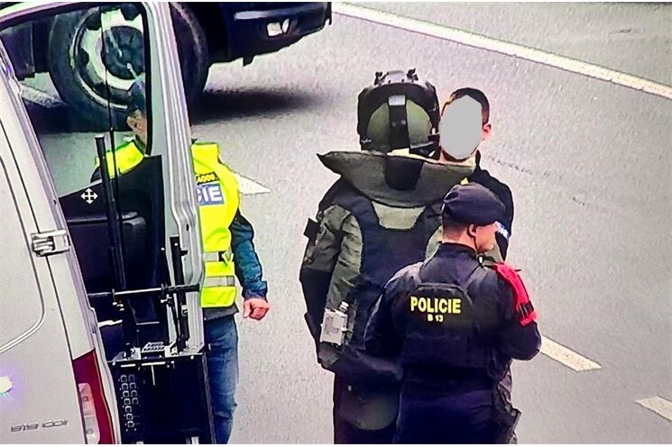 Policejní manévry u pomníku Díky, Ameriko v Plzni_1025_PČR (3)