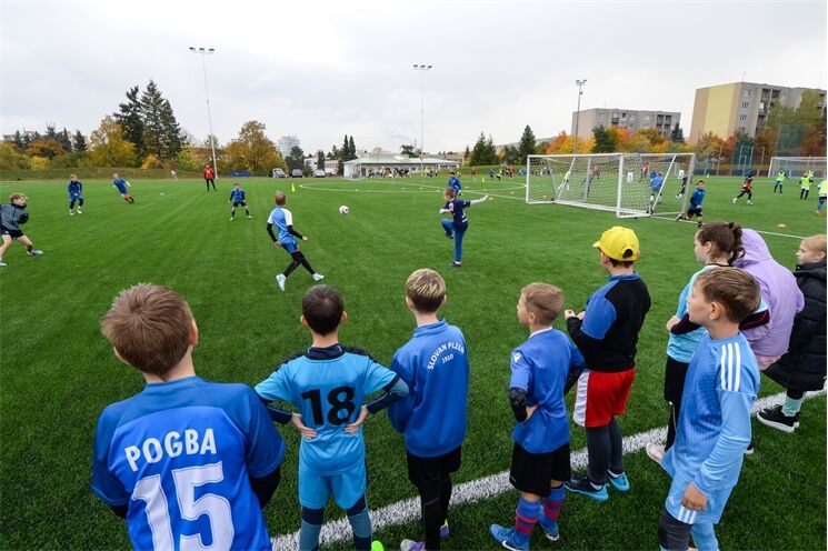 Plzeňská 33. základní škola má nový umělý trávník i zázemí_1025_MMP (2)