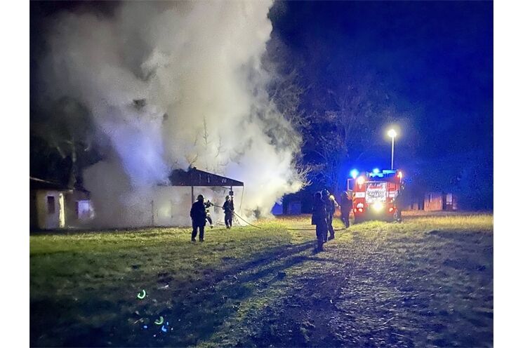 Na Bílé Hoře v Plzni hořela chatka v opuštěném kempu_1025_JSD Bílá Hora (1) Na Bílé Hoře v Plzni hořela chatka v opuštěném kempu_1025_JSD Bílá Hora (1)