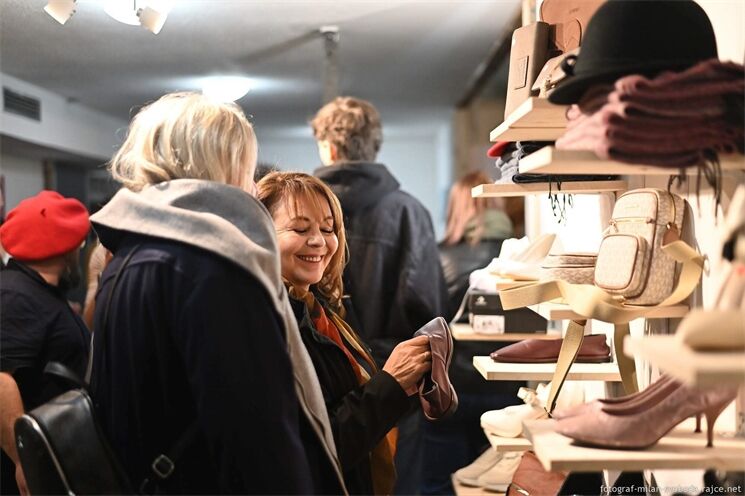 otevření charitativního obchůdku ADRA_1025_Milan Svoboda (6) otevření charitativního obchůdku ADRA_1025_Milan Svoboda (6)