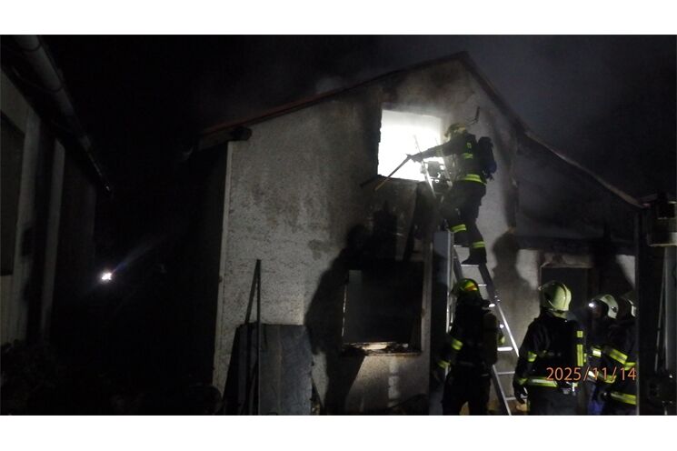 Požár domu Zbiroh_1125_HZSPK (1)