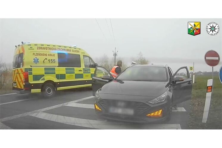 Policie pomohla těhotné ženě na D5_1125_PČR